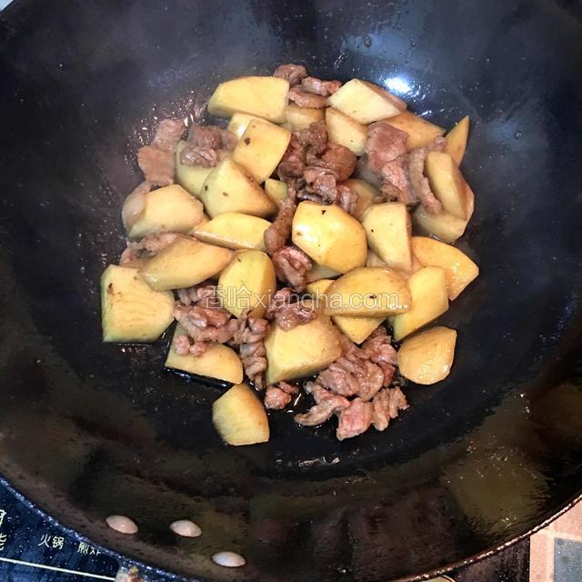 倒入切好的土豆块翻炒均匀