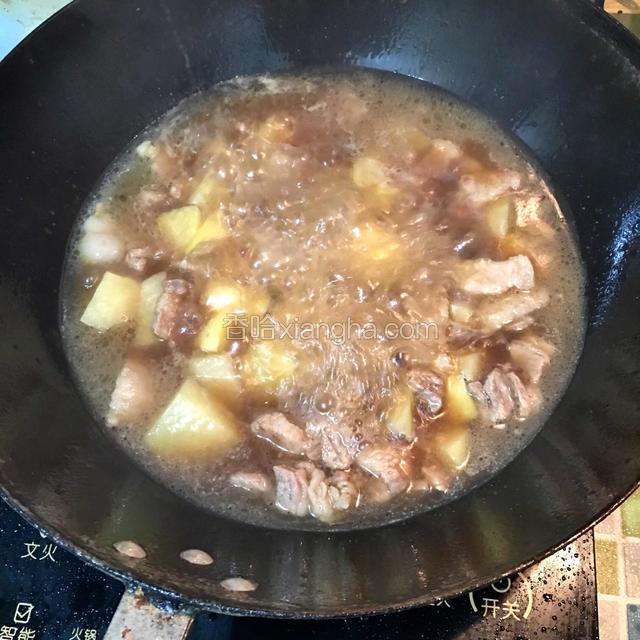 加入适量清水没过食材，大火煮沸