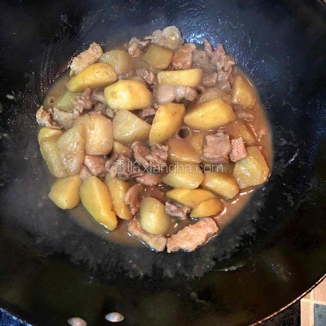 撒上少许鸡精调味，转大火收汁即可