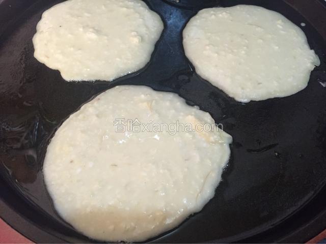 电饼铛预热，擦油，油热垂直倒入面糊摊成饼