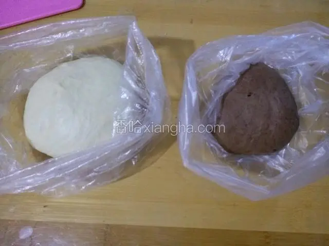 分别放入保鲜袋 冰箱冷藏发酵15小时左右