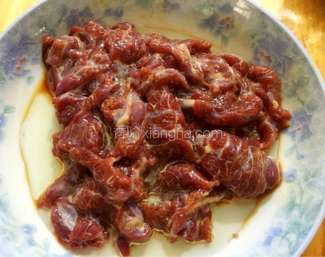 牛肉切片用生粉、胡椒粉和生抽抓匀腌制，最后用油封住