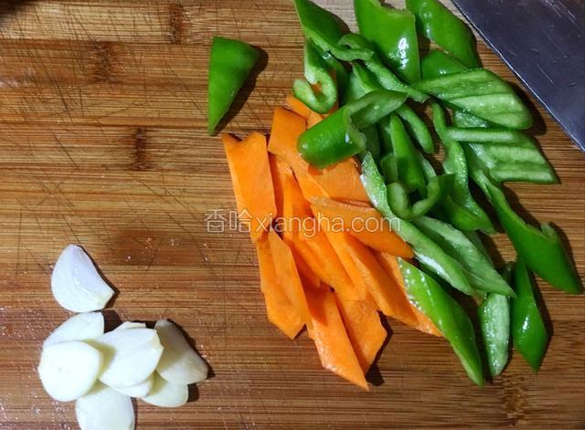 青椒、红萝卜切成菱形片，蒜粒切片