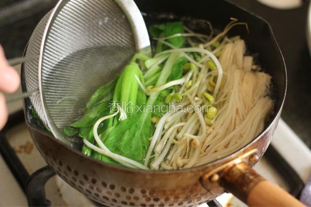 烧开一锅水，水里加勺盐，滴少许油。下青菜、豆芽、金针菇焯熟捞出，过一下凉水。