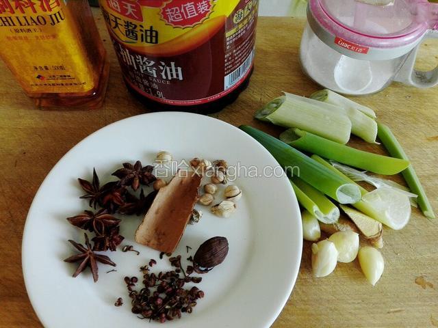 准备料酒，盐，草菇老抽酱油，花椒大料，草果豆蔻，桂皮，葱姜蒜