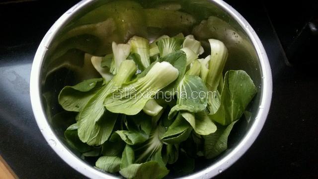 把油菜清洗干净，用盐水浸泡10分。（用盐水浸泡青菜可以帮助清除农药残余）