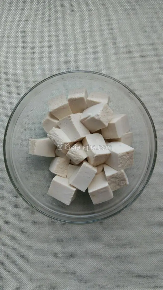 豆腐切小块。