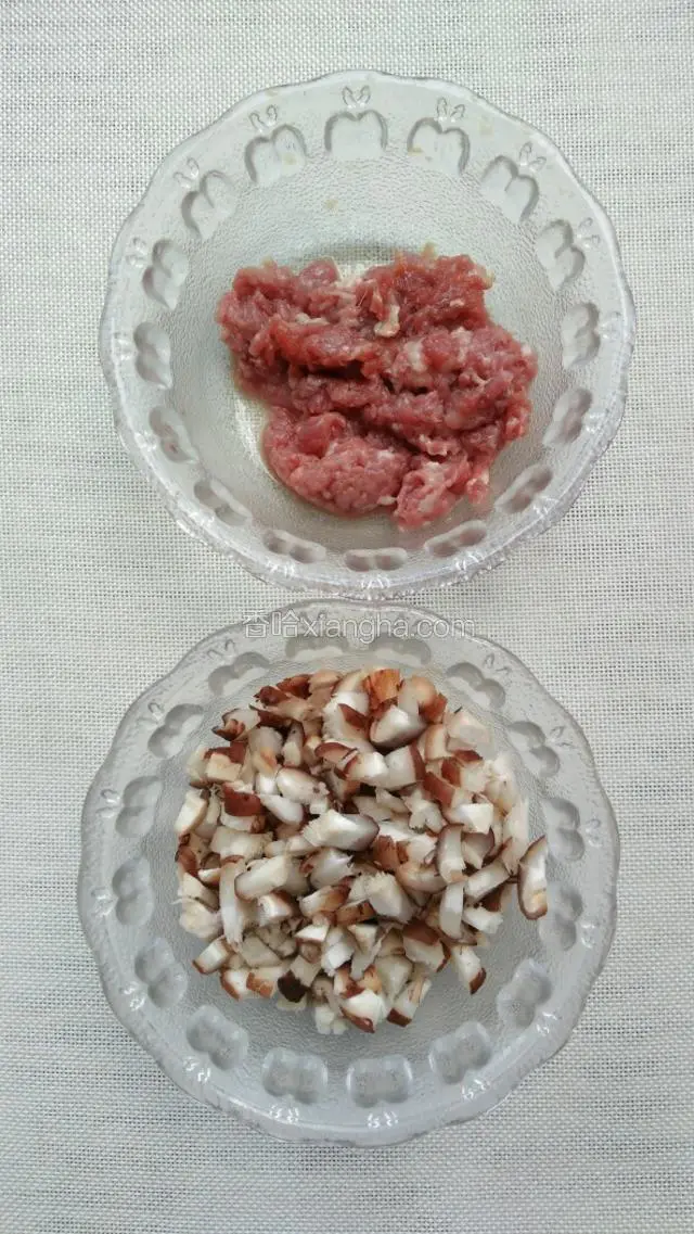 猪肉剁碎，加适量盐和料酒腌制；
香菇用刀剁成小碎丁。
