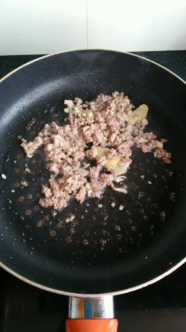 倒入肉末，大火快速翻炒。