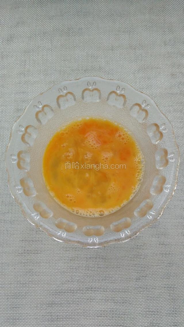 鸡蛋敲开搅散备用。