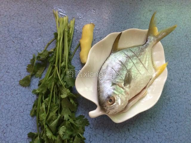 准备好食材，鱼清洗干净，两面划上几刀，均匀的涂抹少许盐和料酒腌制入味。