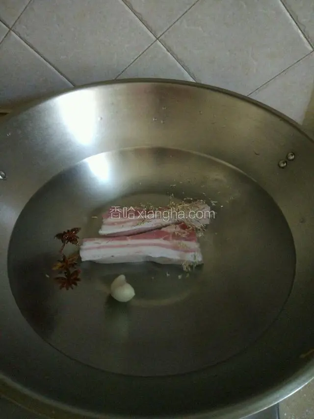 把五花肉八角，大蒜放入锅里煮！放点盐！