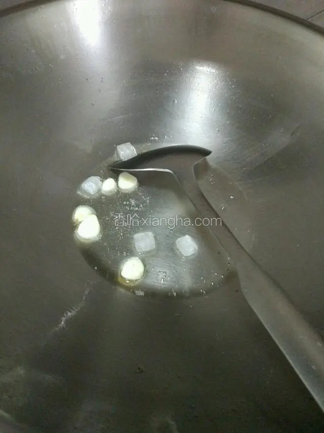 两面金黄，捞起沥干油！留少量油在锅里，放冰糖慢慢融化，把大蒜也放入爆香！