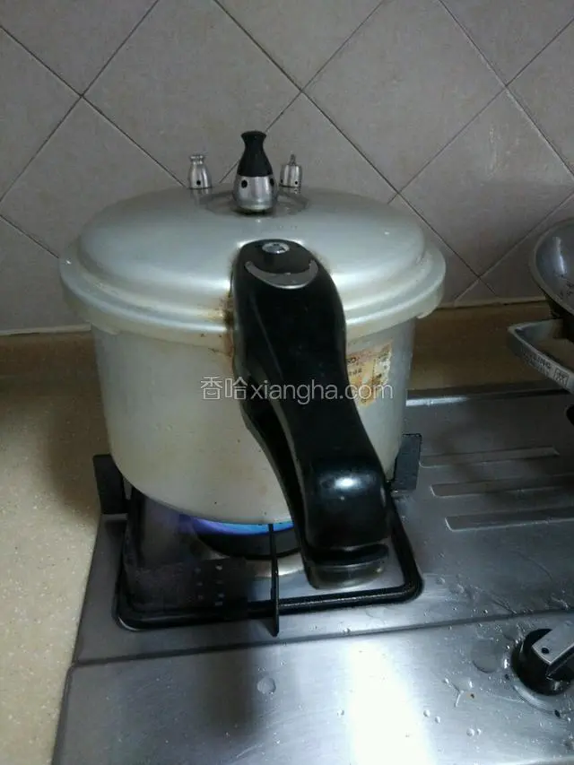 大火烧开，转中小火，炖一个半小时左右！