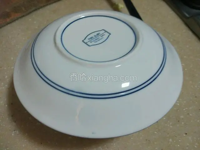 小心拿来，别被烫了！找个比碗大的盘子倒扣在上面！