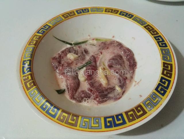 将牛肉和葱姜蒜（葱姜蒜要拍碎）一起放入大碗里打入一个蛋清，调入适量盐，料酒，少许白糖，胡椒粉和淀粉用手抓均匀腌制30分钟