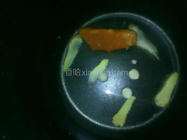 锅加入适量的水，放入姜，糖，蒜一起煮十五分钟。