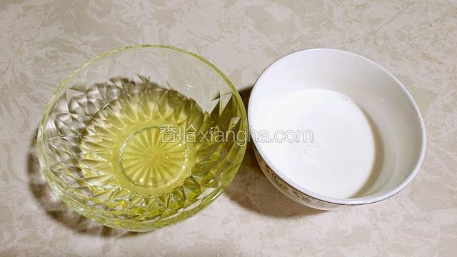 取蛋清入碗并用筷子打散，牛奶称重。