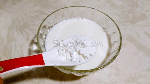 蛋清中加入牛奶、一勺淀粉和一点儿糖，充分搅拌。
