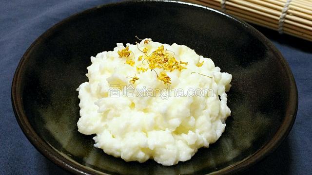 成品装盘，撒上桂花。
