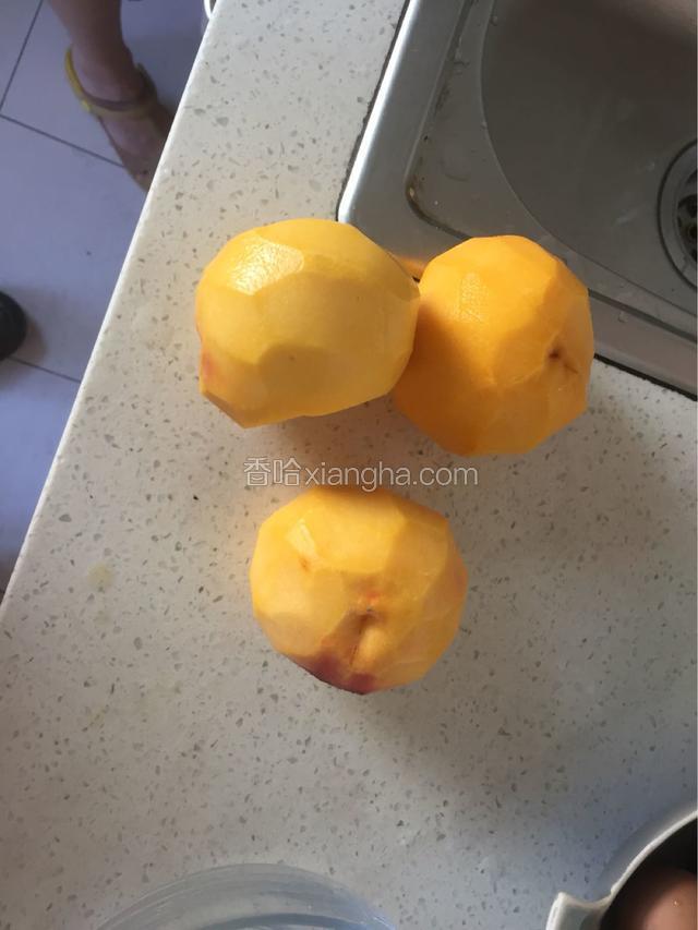 黄桃洗净，去皮备用。
