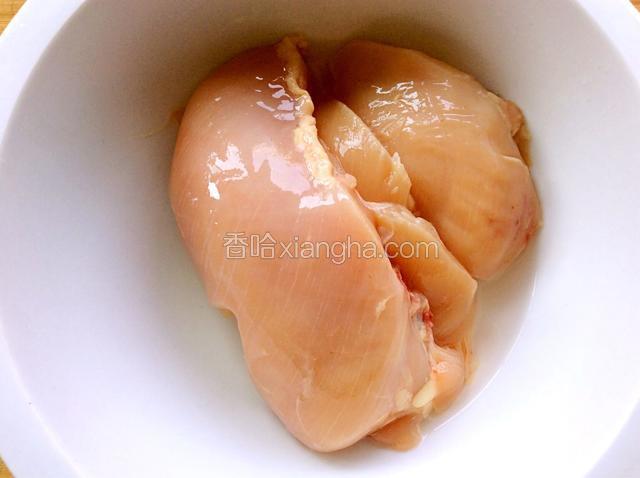 鸡肉洗净