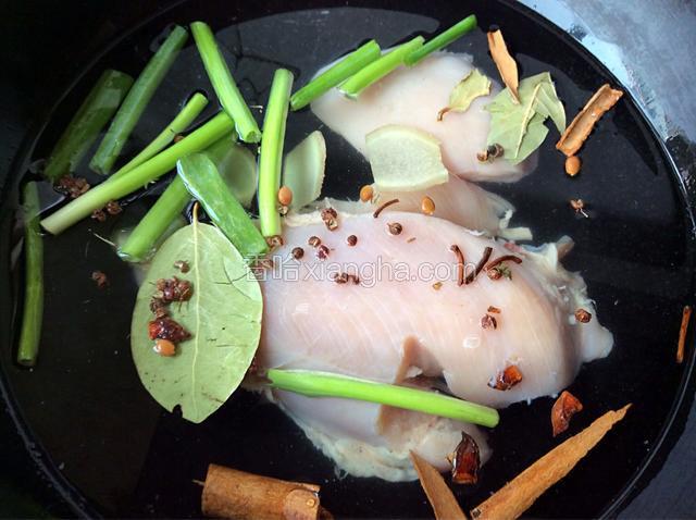 锅中加水，放入鸡肉和调料，大火烧开转中火煮十五分钟