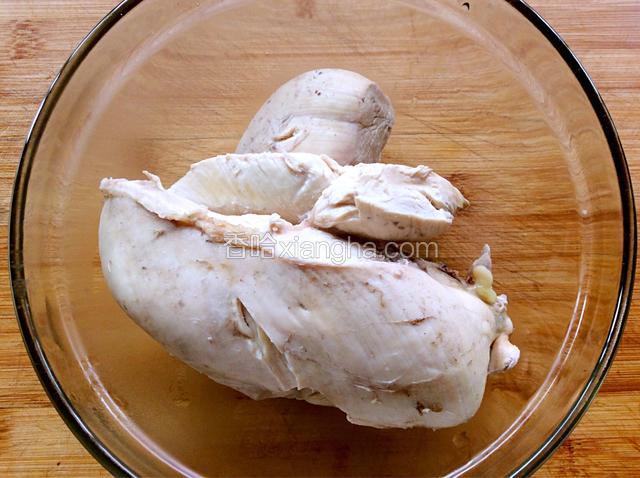 捞出煮熟的鸡肉待凉