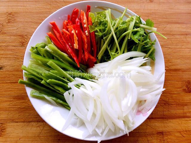 洋葱、青红椒切丝、香菜切段