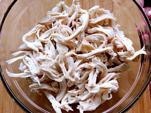鸡肉凉后撕成丝