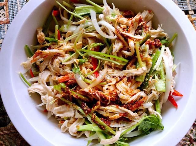 鸡肉和洋葱、青红椒、香菜，一起放入大碗中，加辣椒油、盐、鸡精