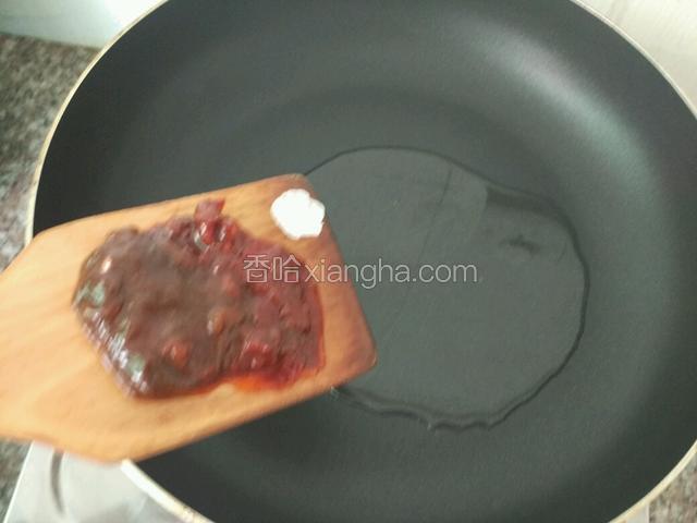 锅内适量油烧热，转小火，放入豆瓣酱，黄豆酱，单晶冰糖；