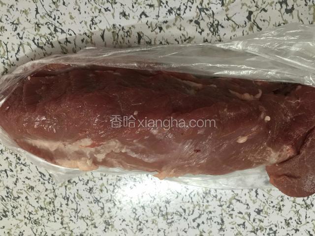 准备好做肉排的食材，这里我用的是猪肉，也可以用牛肉和鸡肉，都可以的