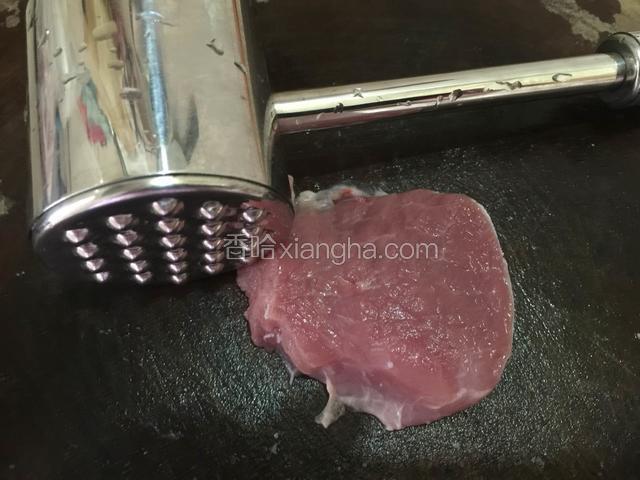 用松肉锤缓缓的把肉敲打松散，然后翻面，两面都要敲打