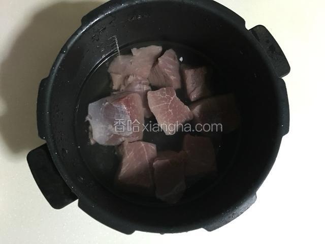 切好的猪肉放入电压锅中，倒入没过猪肉的水；