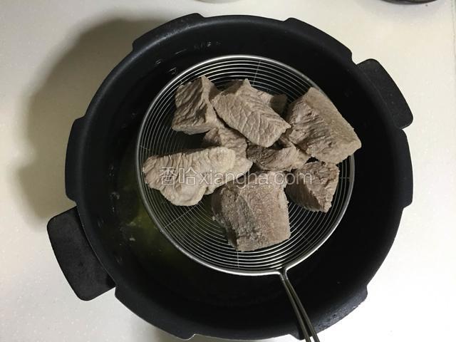 捞出猪肉沥干水份；