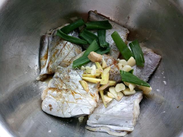 放入盆中加少许盐，醋，糖，料酒，海鲜酱油，葱姜蒜腌制20分钟。