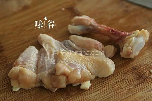 鸡腿去骨，切块。