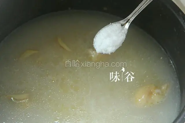 关火前加盐调味撒点香葱花即可。
