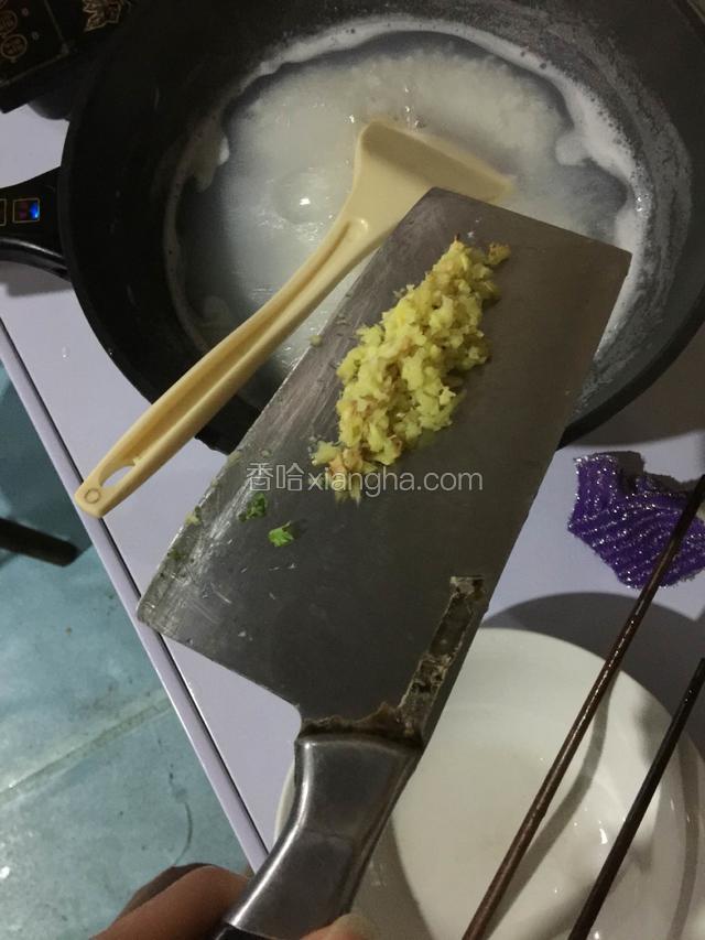 粥煮了差不多放入姜煮一会