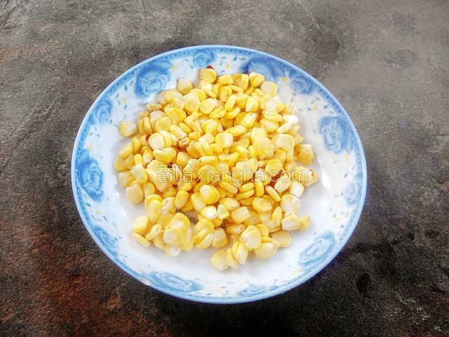 将玉米掰成粒