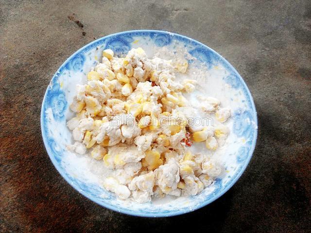 加入面粉糖和少量的水搅拌均匀