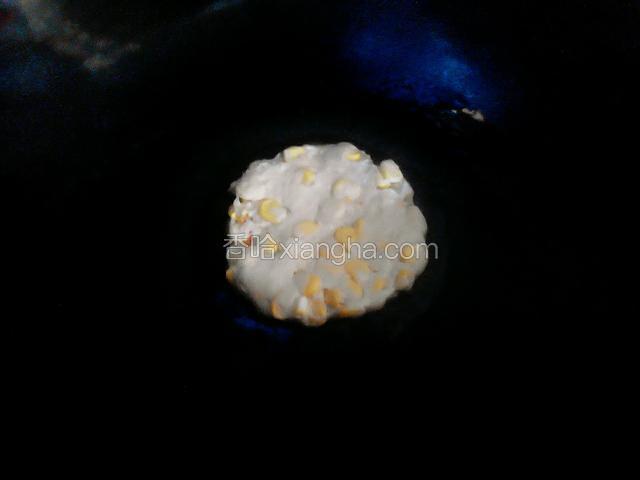 压扁后放入锅中煎至（锅中加少量的油）