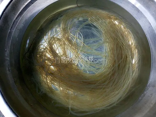 粉丝用开水泡发至软后捞出沥水。