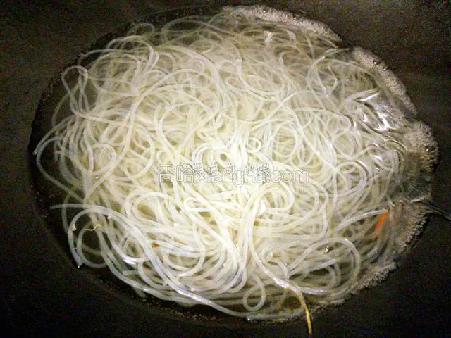 再把泡软的粉丝倒进入烫一下。