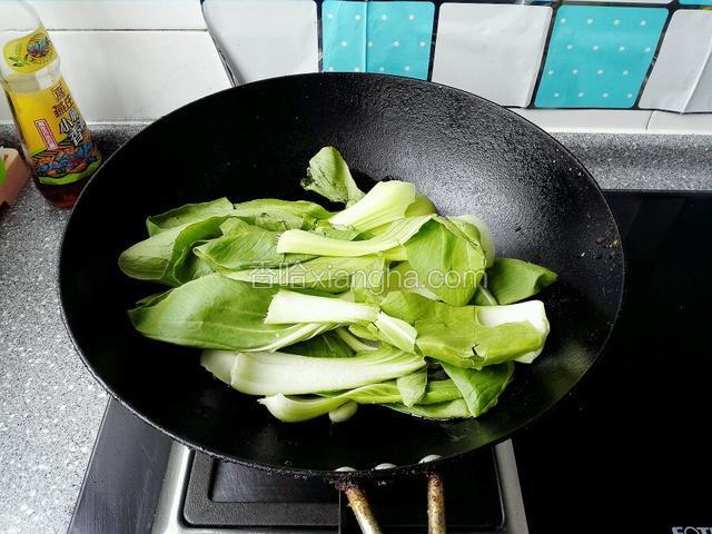 随后倒入油菜翻炒油菜塌了