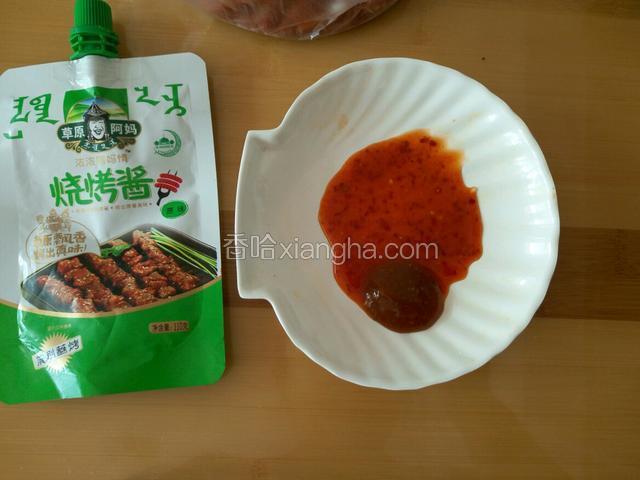 我的秘制酱料 用一勺烧烤酱，加上一大勺的辣白菜汁儿