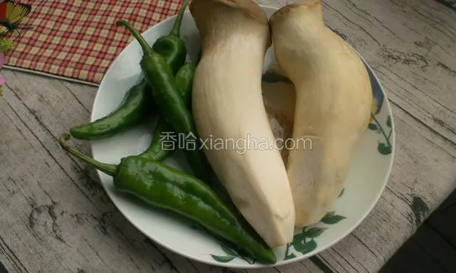 青椒，鸡腿菇洗净