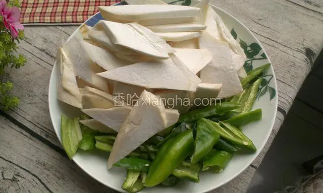 把鸡腿菇切成菱形片，辣椒切块