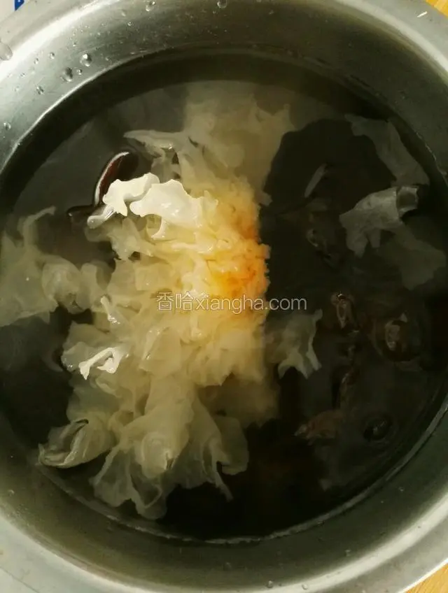 黑木耳，银耳放凉水泡发三个小时